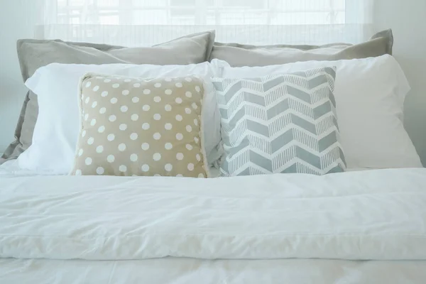 Żółte i zielone poduszki na łóżku w pastelowych wnętrza sypialni — Zdjęcie stockowe