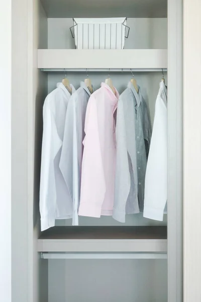 Pastellhemden hängen im Kleiderschrank — Stockfoto