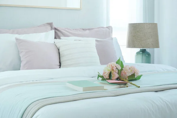 Interior de dormitorio de estilo romántico con flor y libro en la cama — Foto de Stock