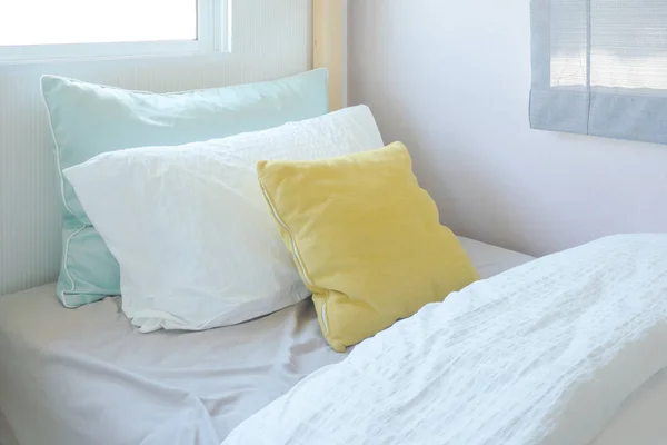 Жовта і зелена подушка на крихітному ліжку в інтер'єрі дитячої спальні — стокове фото
