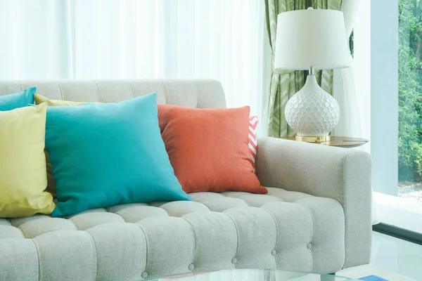 A kanapé a nappaliban színes párnák — Stock Fotó