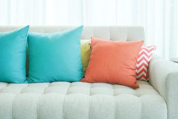Almohadas verdes y naranjas en el sofá en la sala de estar de estilo moderno — Foto de Stock
