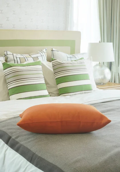 Closeup πορτοκαλί μαξιλάρι κρεβάτι — Φωτογραφία Αρχείου