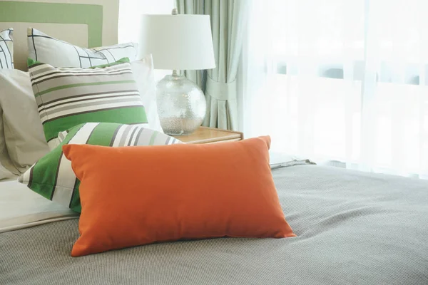 Крупним планом подушки на ліжку в стильному інтер'єрі спальні — стокове фото