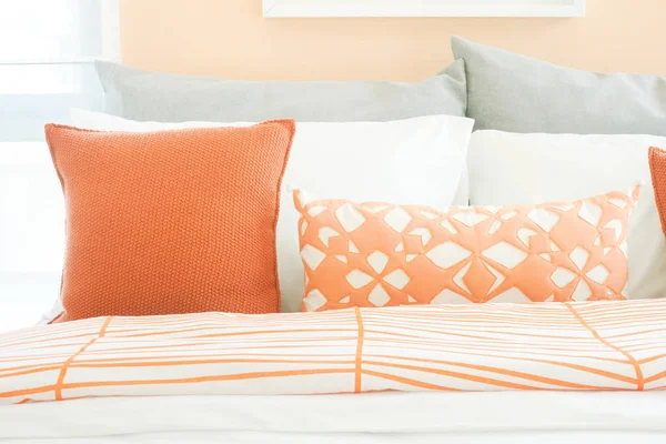 Closeup kussens op bed, oranje en grijs kleurenschema — Stockfoto