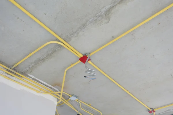 Trabalhos de fiação para sistema elétrico sob piso de concreto no canteiro de obras — Fotografia de Stock