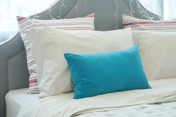 Zbliżenie zielony i biały poduszki na łóżku — Zdjęcie stockowe