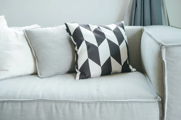 Almohadas de cerca en un cómodo sofá en la sala de estar —  Fotos de Stock