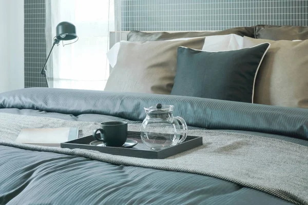 Camera da letto interna in stile moderno con vassoio di tè sul letto — Foto Stock