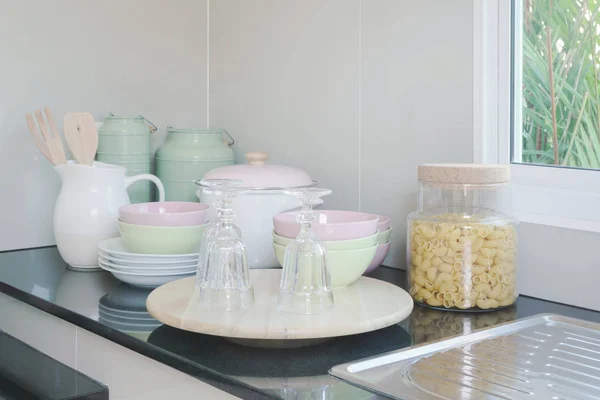 Keramik-Geschirr auf schwarzer Granitarbeitsplatte in der Küche — Stockfoto