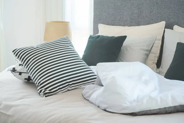 Ακατάστατο κρεβάτι με τα μαξιλάρια σε σύγχρονο εσωτερικό υπνοδωμάτιο — Φωτογραφία Αρχείου