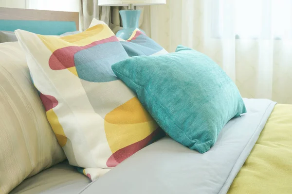 Primeros planos almohadas de colores en la cama — Foto de Stock