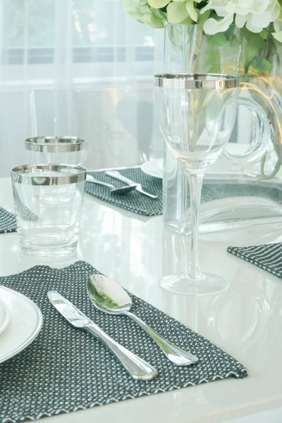 Ложка крупным планом и нож с тарелками на обеденном столе — стоковое фото