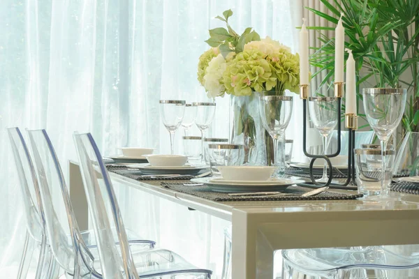 Yemek odasında çiçek vazo ile yemek masası
