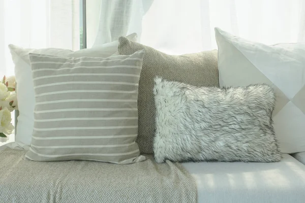 Almohadas de esquema de color marrón en el sofá en la sala de estar —  Fotos de Stock