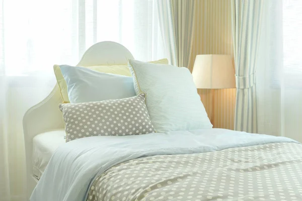 Polka dot pastelowych styl pościel wnętrza sypialni — Zdjęcie stockowe