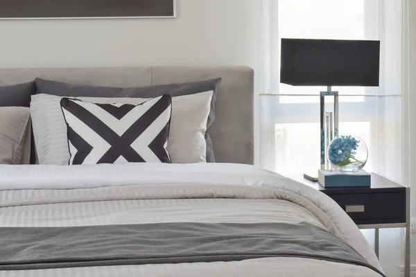 Siyah gölge lamba başucundaki Modern klasik tarz yatak takımları ile okuma