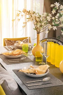 Sarı ve gri renkler dekorasyonda kahvaltı için Tablo ayarı