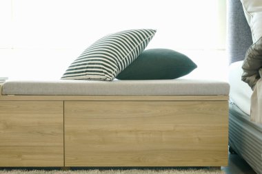 Ahşap daybed yanındaki yatak yastık ile