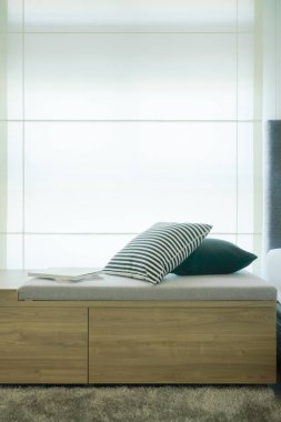 Yastık ve minder modern tarzı iç yatak odası penceresinde yanında kitap