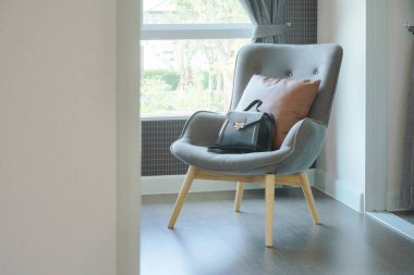 Retro tarzı koltuk ve yastık ile modern tarzı oturma odası