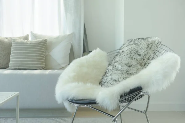 Piel y almohada en sillón moderno en acogedora sala de estar — Foto de Stock