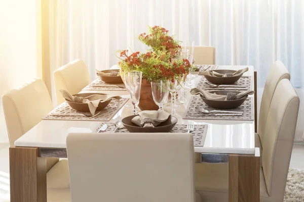 Обеденный стол в современном доме с элегантной сервировкой стола на завтрак — стоковое фото