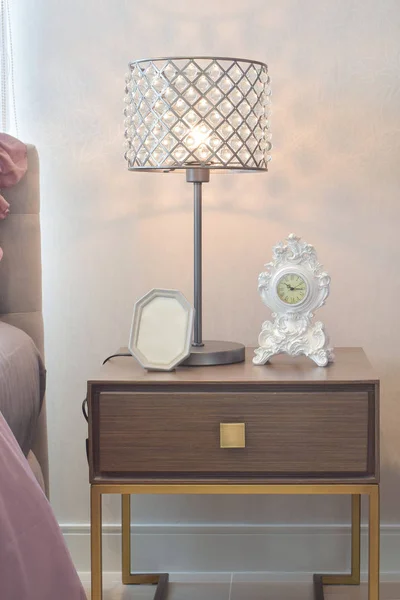 Acogedor y clásico dormitorio interior con lámpara de lectura de cristal en el acogedor dormitorio — Foto de Stock