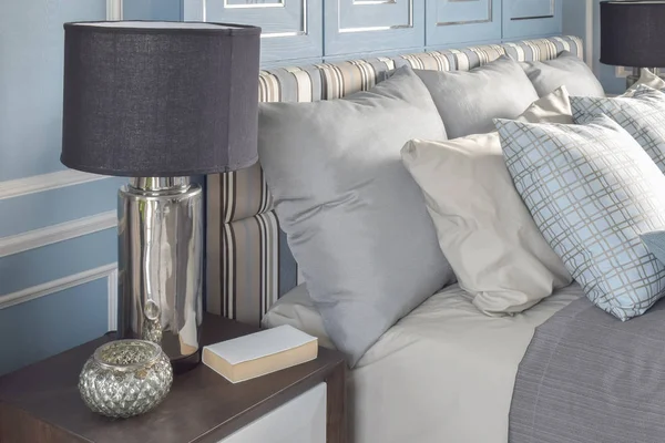 Светло-синие подушки с классическим стилем подстилки — стоковое фото