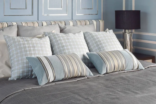 Светло-синий романтический стиль спальни с узором и текстурой постельного белья — стоковое фото
