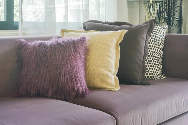 L Şekil mor koltuk oturma odasında şık yastık ile