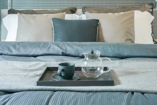 Vassoio di tè set su coperta in interni camera da letto elegante — Foto Stock
