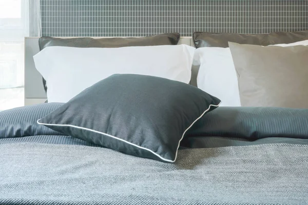 Nahaufnahme schwarzes Kissen auf stilvoller Bettwäsche im modernen Schlafzimmer — Stockfoto