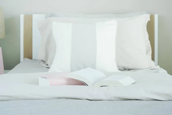 Fechar livro na cama com travesseiro no fundo — Fotografia de Stock