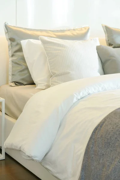Stile di biancheria da letto grigio camera da letto interna moderna — Foto Stock