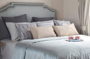 Kupalar ve kitap tarzı yatak takımları romantik vardır