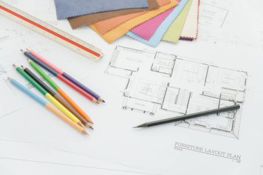 Mimari malzeme örnek ile çalışma masası üzerinde çizim