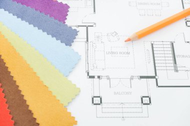 Mimari malzeme örnek ile çalışma masası üzerinde çizim