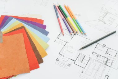 Mimari malzeme örnek ile çalışma masası üzerinde çizim