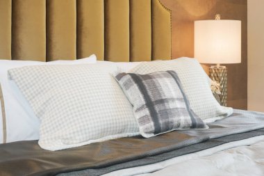 Deseni yastık yatak lüks stil iç yatak üzerinde kontrol