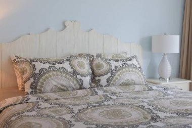 yatak takımları ve lamba mavi duvar ile okuma klasik stili