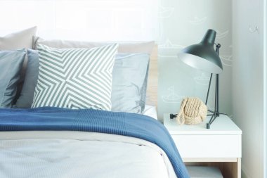 Modern klasik stili yastık ve siyah okuma lâmbası başucundaki iç yatak odası