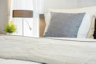 Modern klasik tarz yatak yatak closeup gri yastık