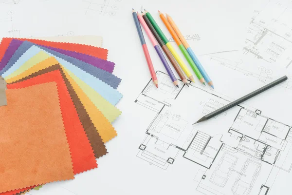 Mimari malzeme örnek ile çalışma masası üzerinde çizim