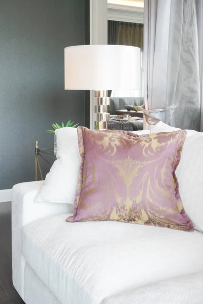 Sofá blanco con almohada púrpura, lámpara de lectura en el fondo —  Fotos de Stock