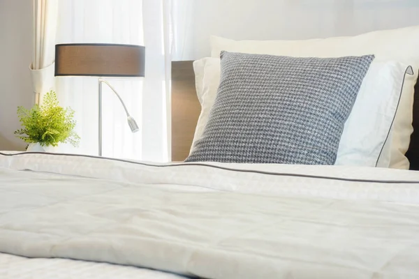 Almohada gris de primer plano en la cama con ropa de cama de estilo clásico moderno — Foto de Stock