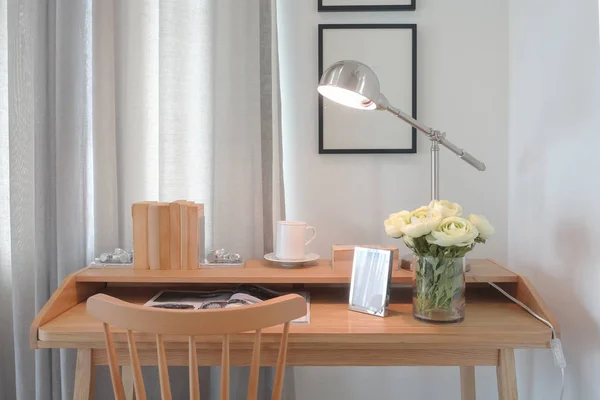 Mesa de trabajo de madera de estilo clásico moderno con lámpara de lectura de estilo moderno en esquina de trabajo — Foto de Stock