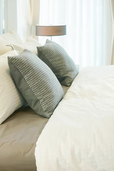 Color gris esquema de ropa de cama, dormitorio interior moderno —  Fotos de Stock
