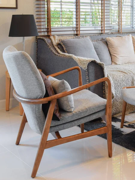 Salón interior con almohadas en silla de madera y lámpara decorativa — Foto de Stock