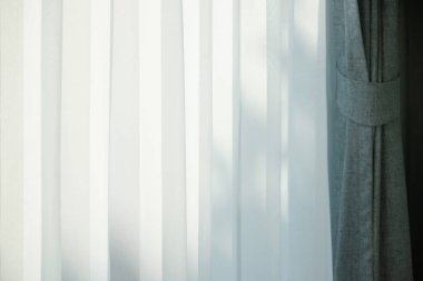 Güzel güneş ışığı ile şeffaf perde kadar sabah kapatın